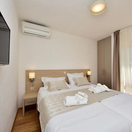 In Olive Garden Apartment Starigrad Paklenica Luaran gambar