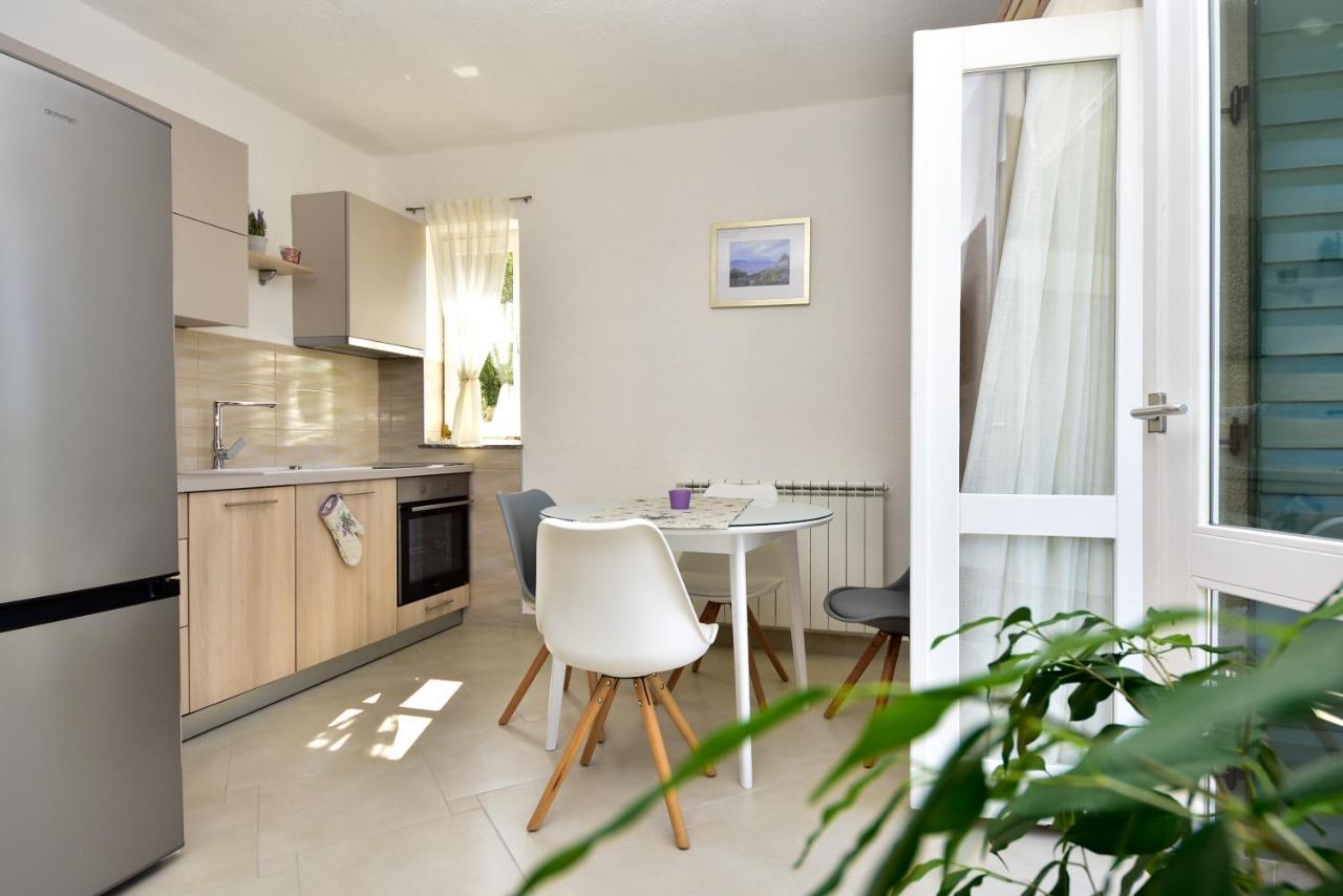 In Olive Garden Apartment Starigrad Paklenica Luaran gambar