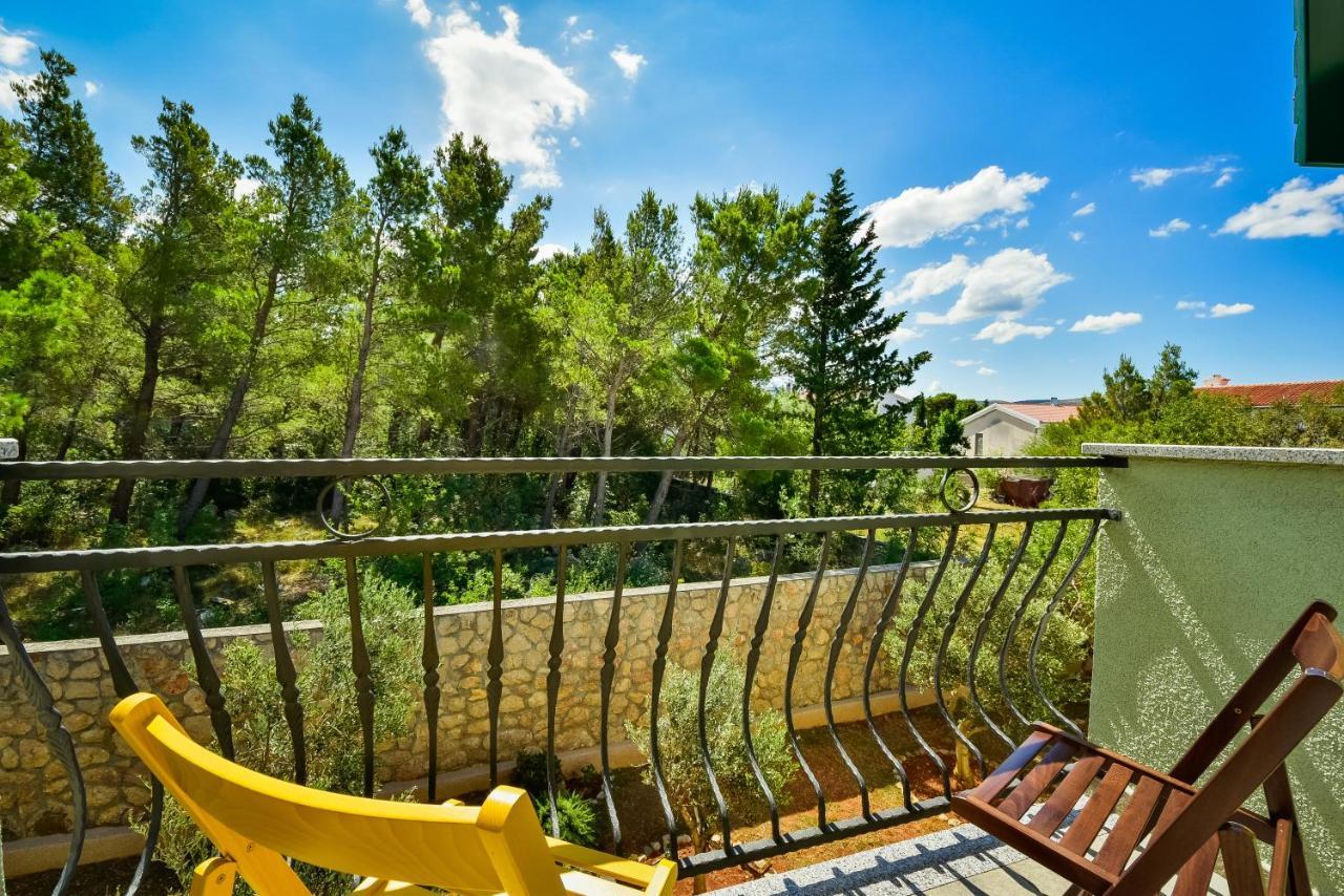 In Olive Garden Apartment Starigrad Paklenica Luaran gambar