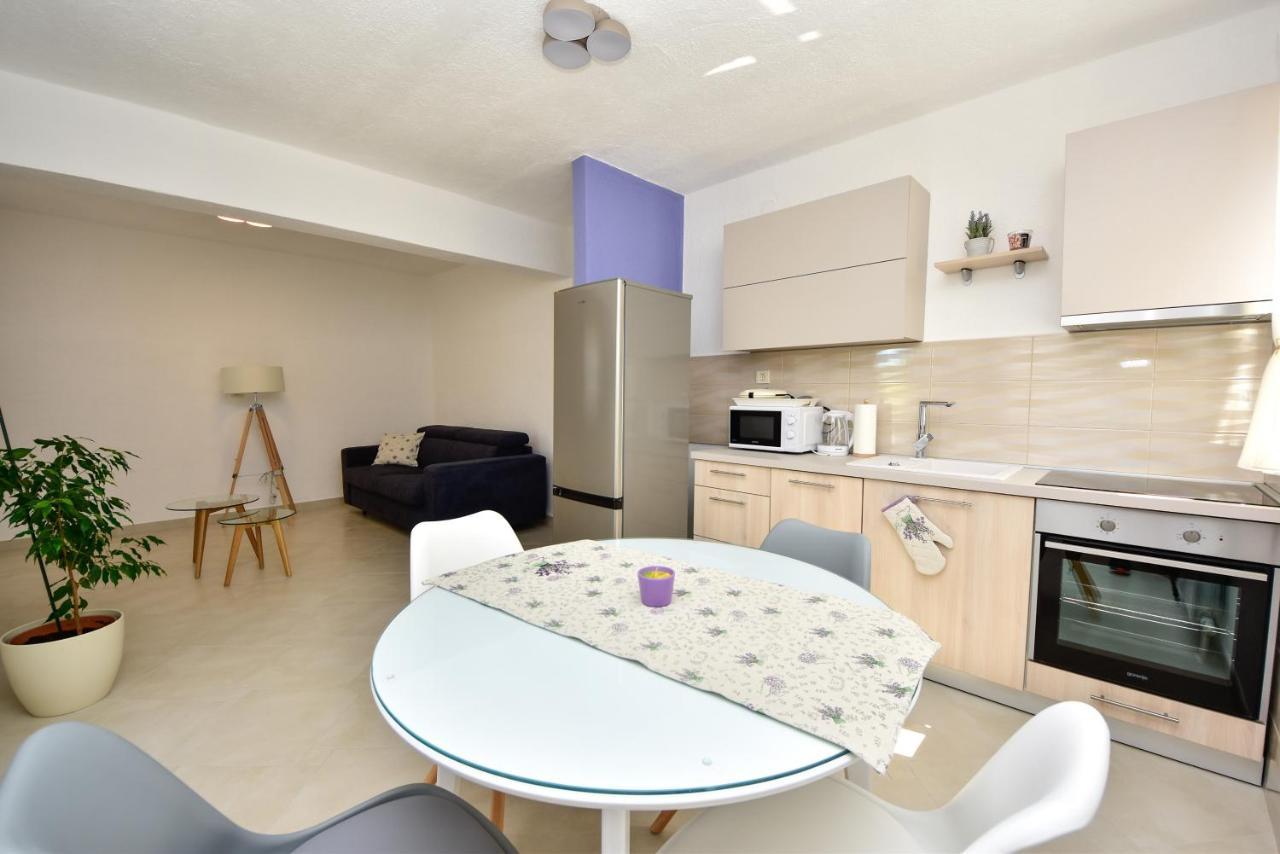 In Olive Garden Apartment Starigrad Paklenica Luaran gambar