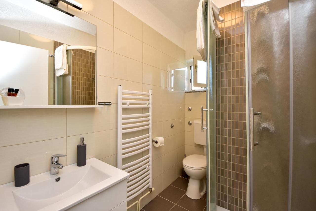 In Olive Garden Apartment Starigrad Paklenica Luaran gambar