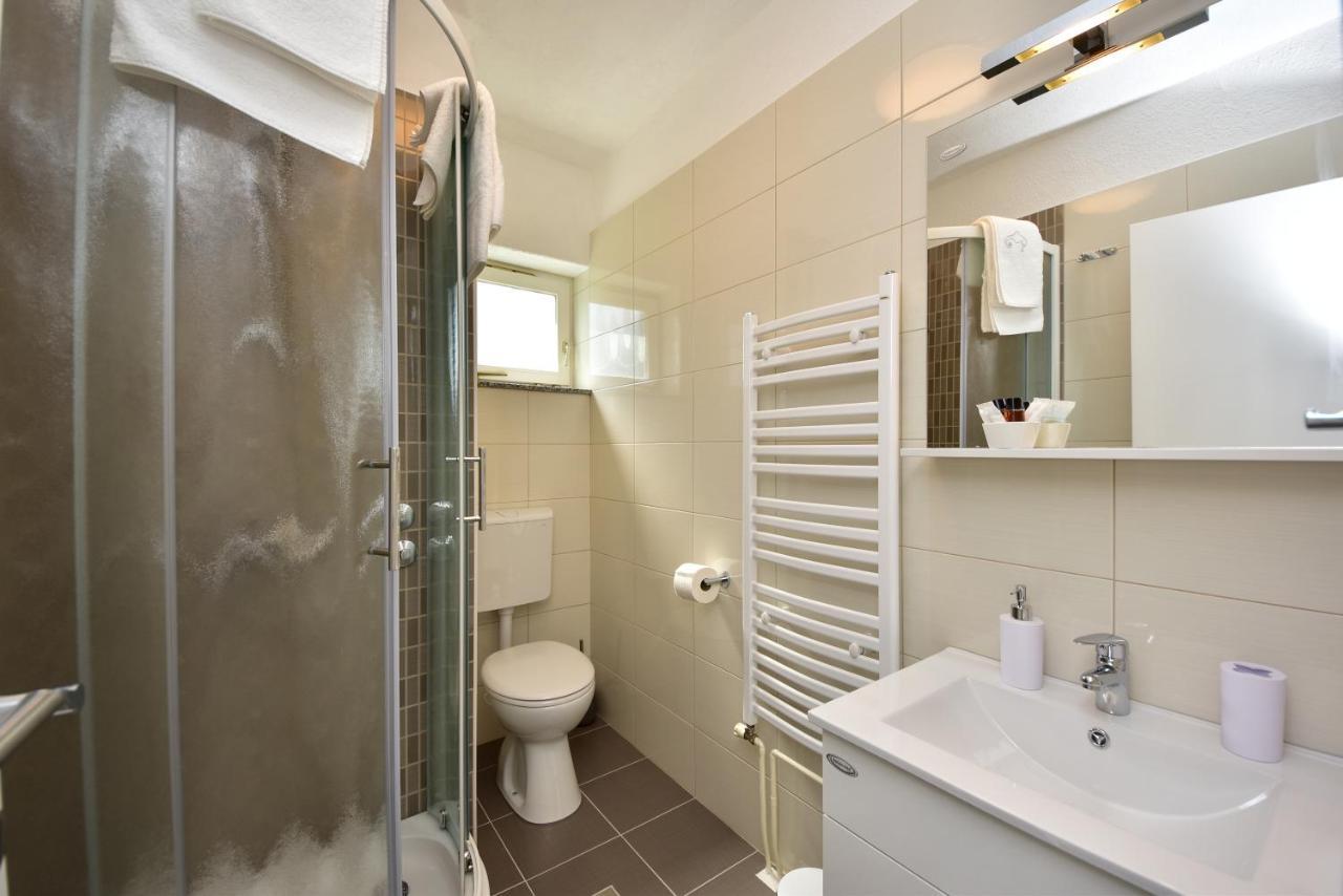 In Olive Garden Apartment Starigrad Paklenica Luaran gambar