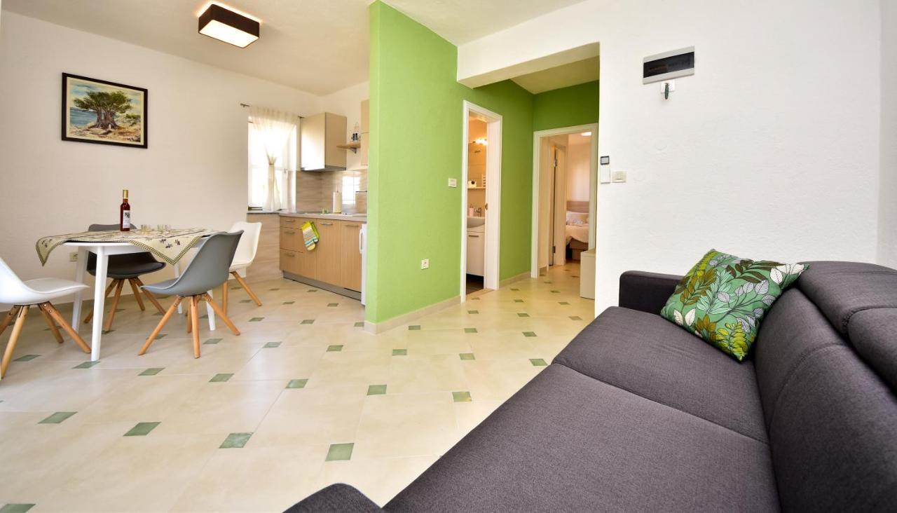 In Olive Garden Apartment Starigrad Paklenica Luaran gambar