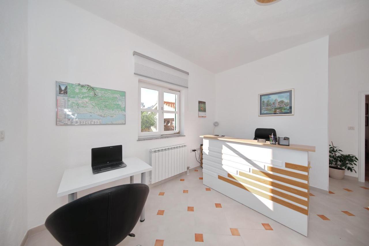 In Olive Garden Apartment Starigrad Paklenica Luaran gambar