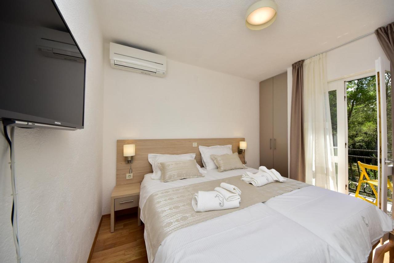 In Olive Garden Apartment Starigrad Paklenica Luaran gambar