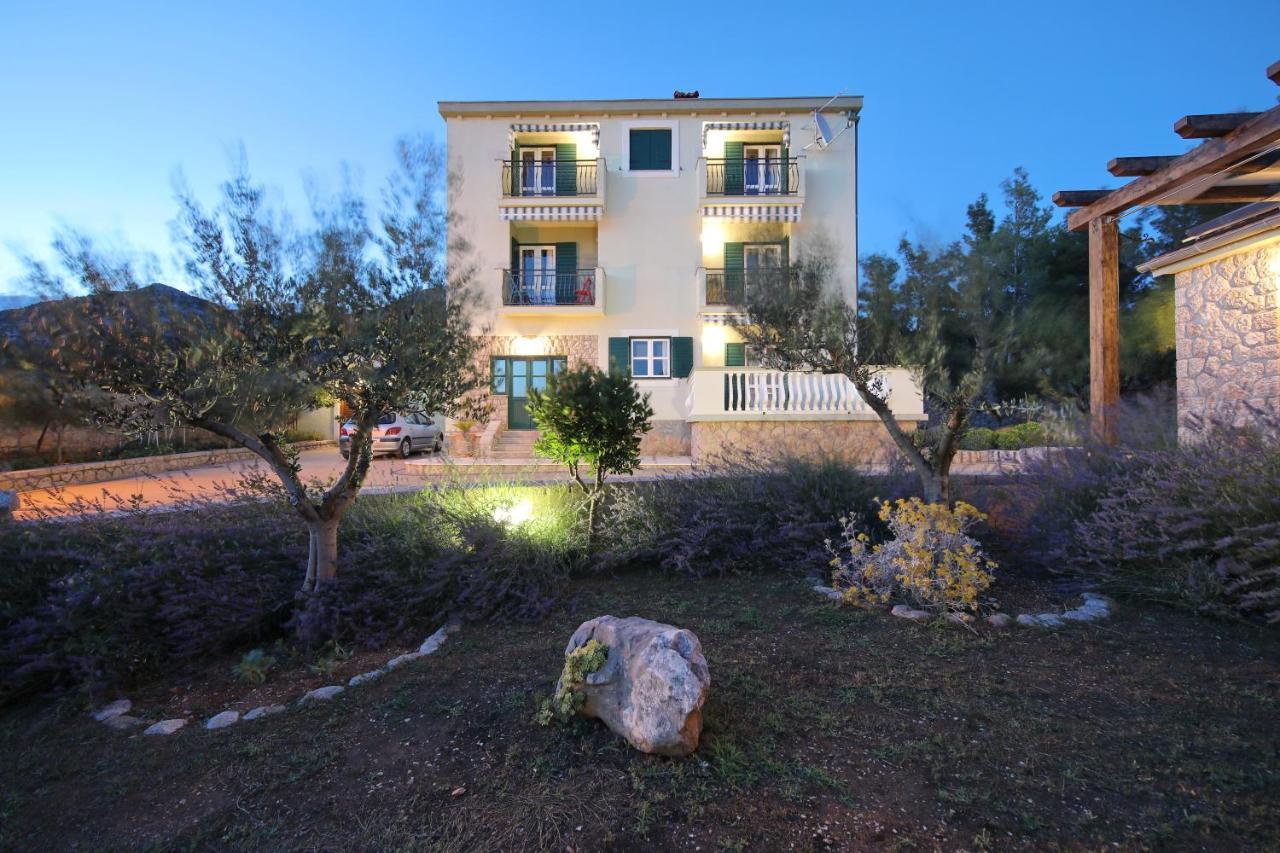 In Olive Garden Apartment Starigrad Paklenica Luaran gambar
