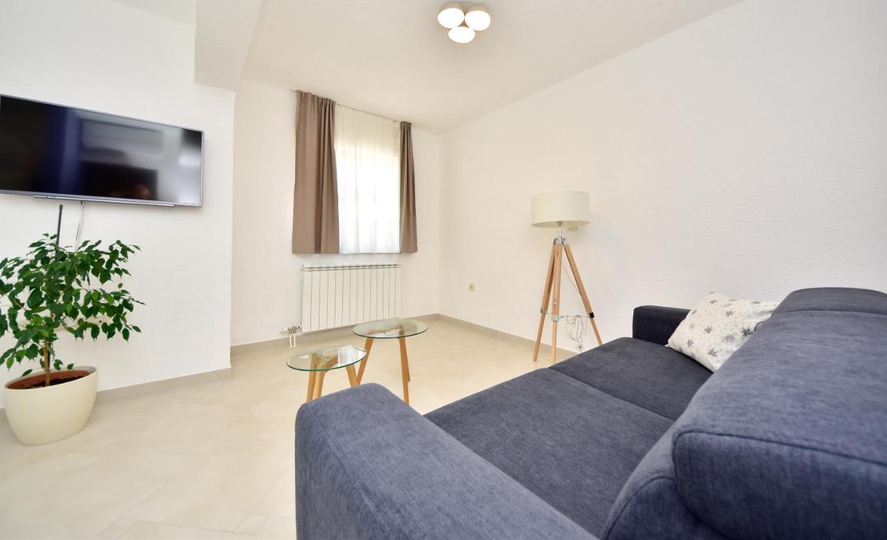 In Olive Garden Apartment Starigrad Paklenica Luaran gambar